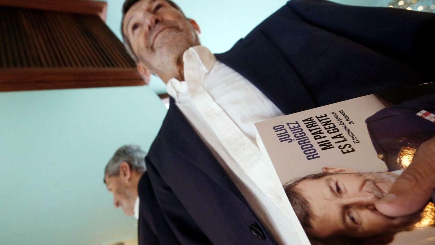 El secretario general de Podemos en la ciudad de Madrid, Julio Rodríguez, posa junto a su libro. (EFE) 