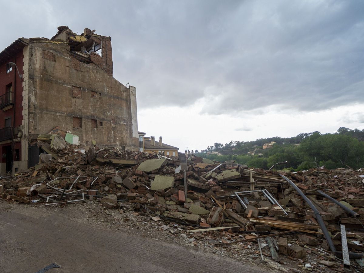 Foto: Escombros del edificio de cinco plantas situado en la calle San Francisco del centro de Teruell. (EFE/Antonio García)