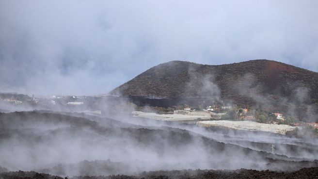 Foto de Las lluvias muestran el enorme calor que conservan las coladas de La Palma un año después