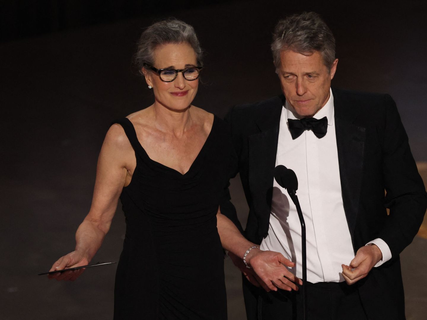 Hugh Grant y Andie MacDowell presentan su Oscar. (Reuters)