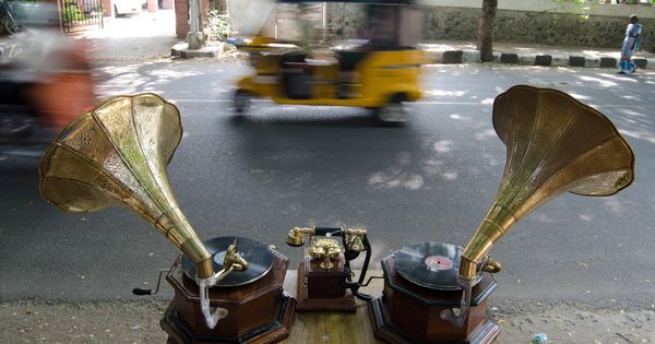 Foto: Venta de gramófonos antiguos en India. (EFE)