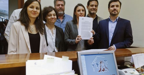 Foto: El grupo parlamentario de Unidos Podemos, En Comú Podem y En Marea presentan en el registro del Congreso de los Diputados la anunciada moción de censura. (EFE)
