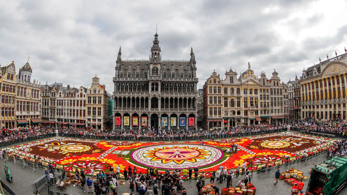 Vista general del tapiz de flores gigante en la Grand Place la pasada semana. (Reuters)
