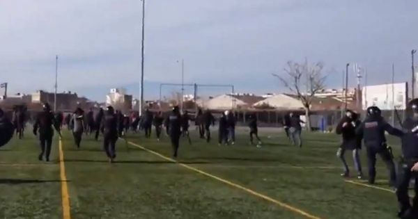 Foto: Los encapuchados irrumpieron en un acto en un campo de fútbol. 