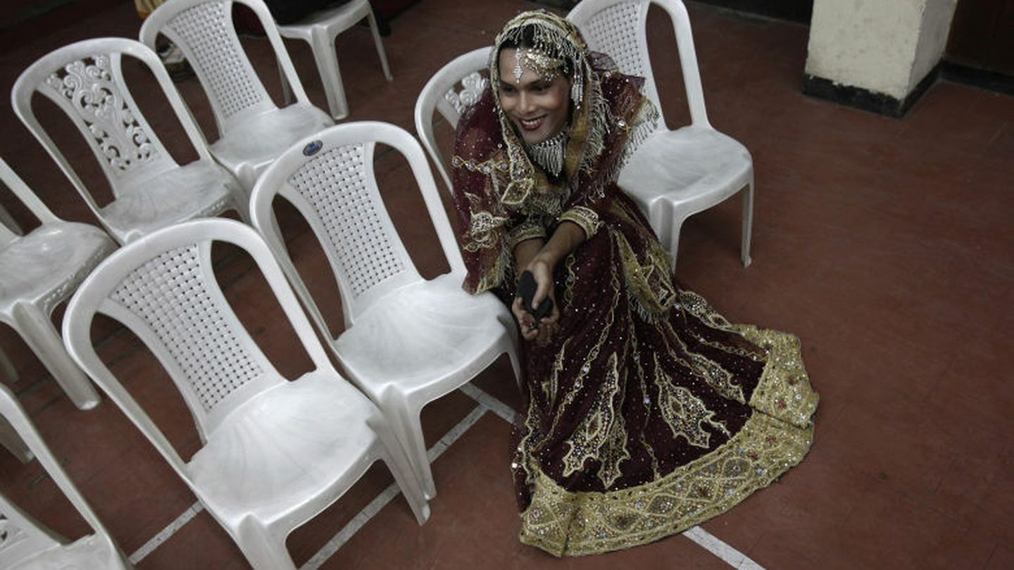 Una 'hijra' espera su actuación en un festival en Nueva Delhi. (Reuters)