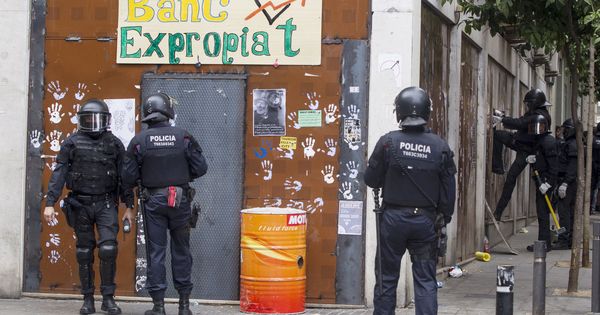 Foto: Los Mossos d'Esquadra entran en el llamado 'Banco Expropiado' para desalojar a los okupas. (EFE)