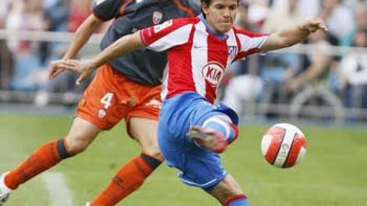 Raúl García y el 'Kun' prolongan la racha del Atlético
