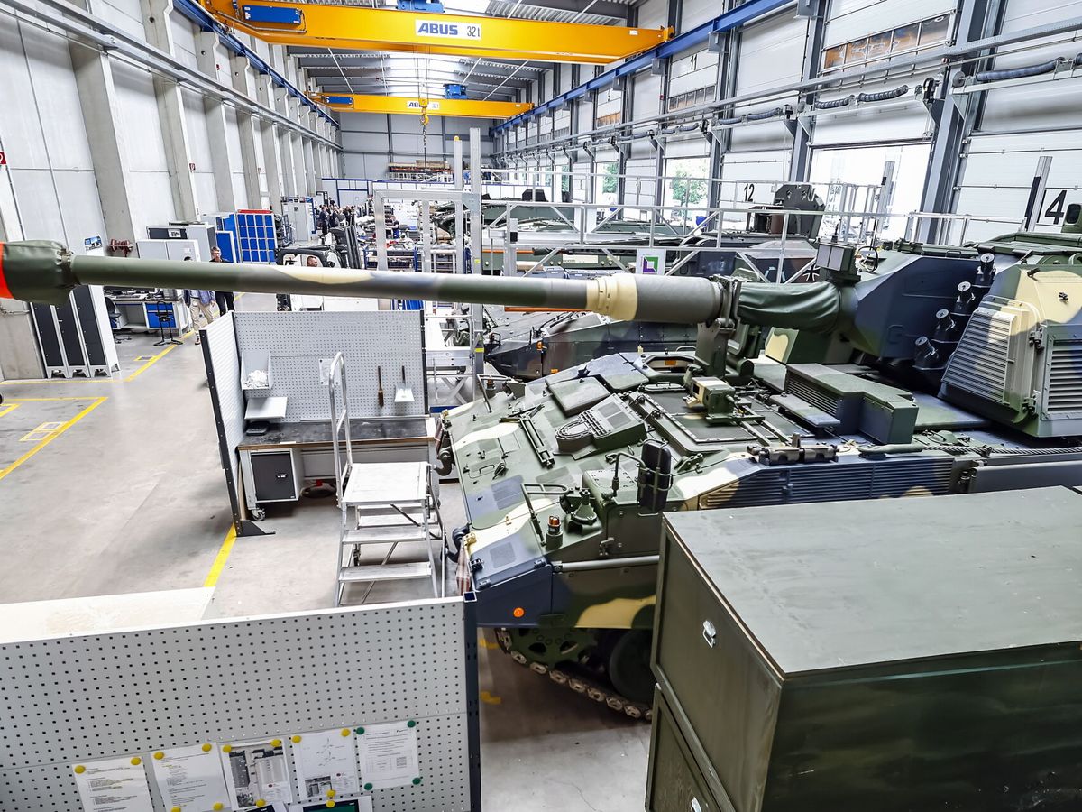Foto: Un nuevo obús blindado 2000 se ve en la producción de Rheinmetall AG en Unterluess. (EFE/Hannibal Hanschke)