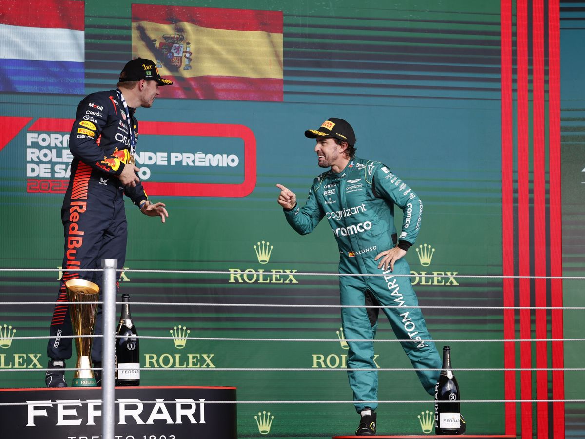 Foto: Max Verstappen y Fernando Alonso, en el podio de Brasil. (EFE/Sebastiao Moreira)
