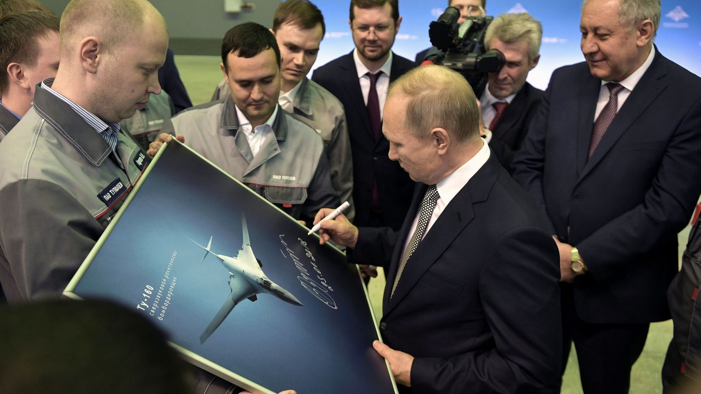Putin firmando una foto del renovado bombardero supersónico estratégico Tu-160M