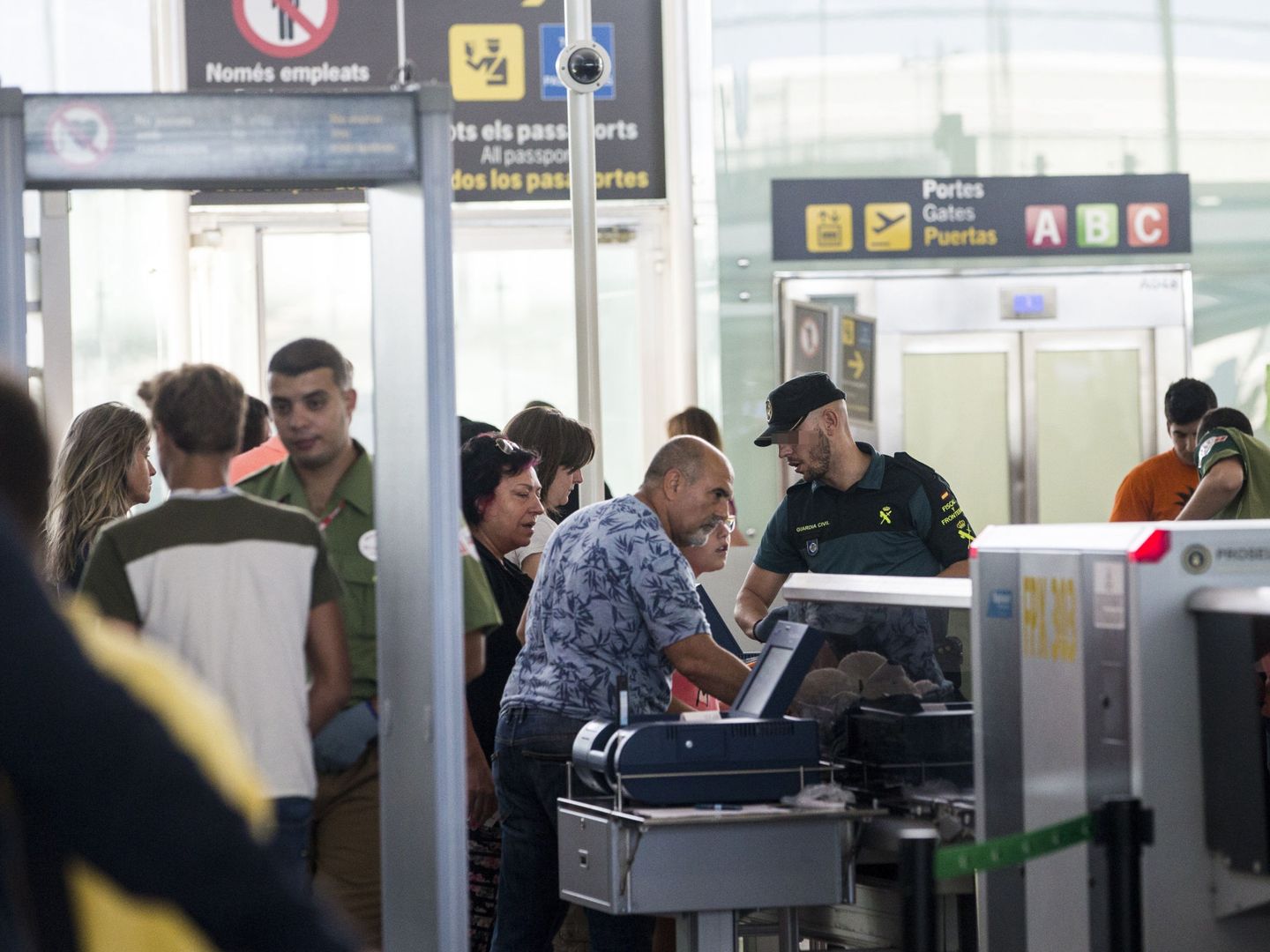 Efectivos de la Guardia Civil trabajan en los accesos a las puertas de embarque del aeropuerto de Barcelona-El Prat. (EFE)