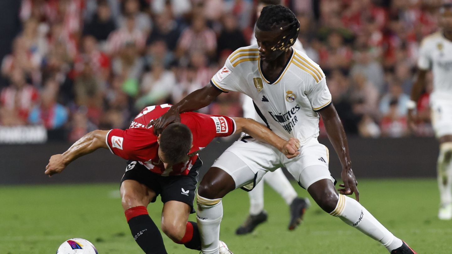 Camavinga trata de robar un balón en el primer partido. (Reuters/Marcelo del Pozo)