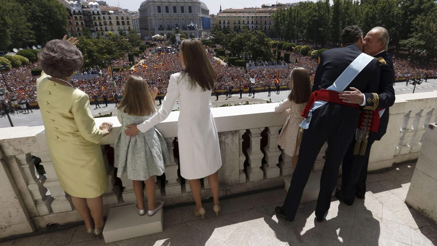 Felipe VI y Letizia, junto a sus hijas y don Juan Carlos y doña Sofía, saludando desde el Palacio Real en 2014. (EFE)