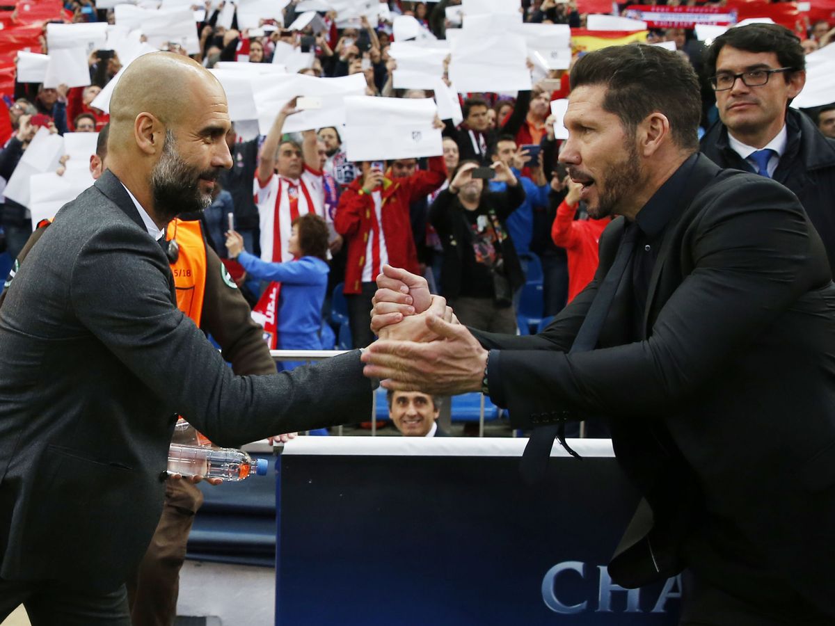 Foto: Guardiola y Simeone se saludan en las semifinales de la Champions de 2016. (Reuters/Sergio Pérez)