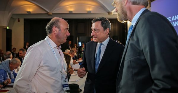 Foto: Mario Draghi hablando con Luis de Guindos en la reunión de bancos centrales de Sintra (Reuters)