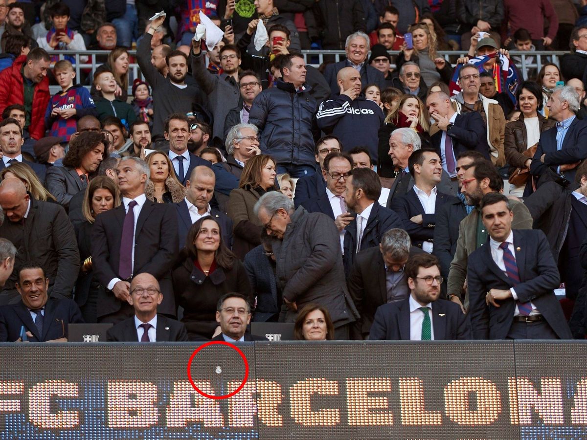 Foto: El escudo del Real Madrid en el marcador del Camp Nou, justo delante de Josep Maria Bartomeu. (EFE)