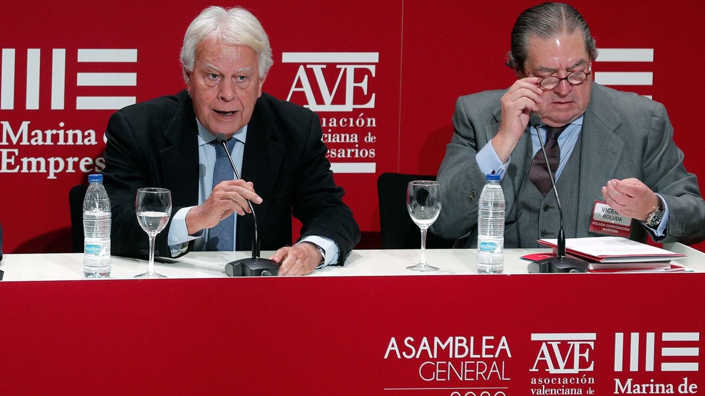Felipe González, con el presidente de AVE, Vicente Boluda. (EFE)