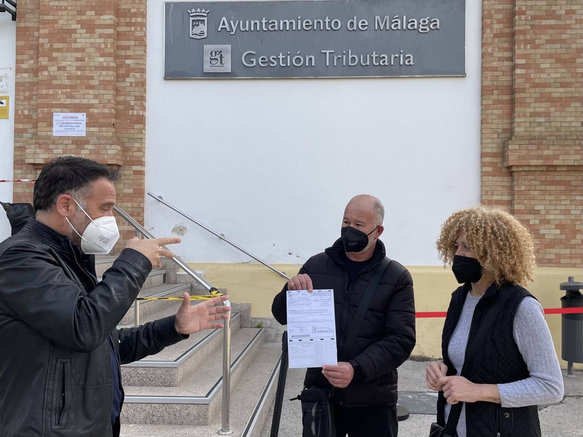 Foto: Miguel Maldonado, Gregorio Orellana y Loli Gómez, en la puerta de Gestrisam del Ayuntamiento de Málaga. (Agustín Rivera)