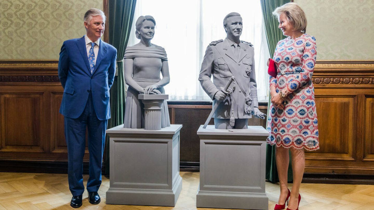  Los reyes de Bélgica, con sus nuevos bustos. (Getty)