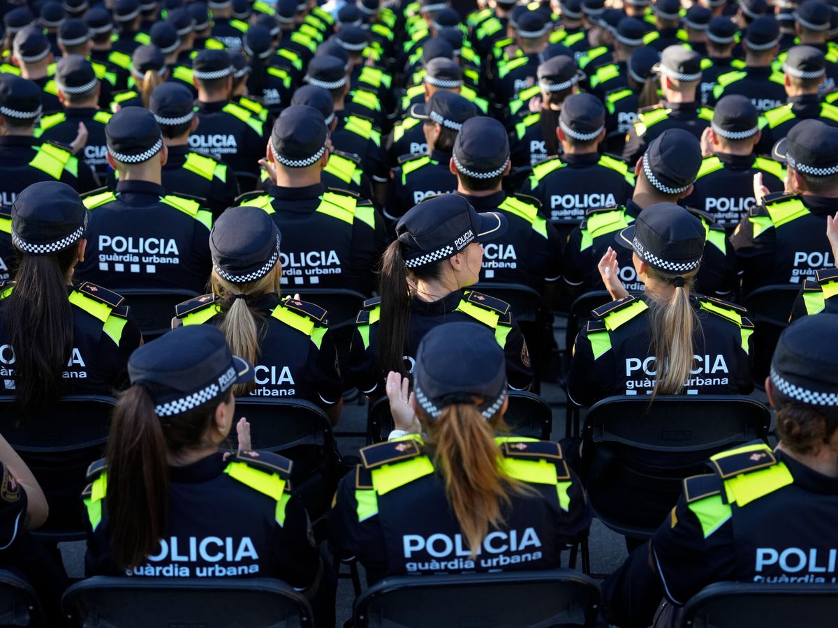 Foto: ¿Cuánto dinero cobra un Policía local en Cataluña? Esto es lo que perciben como salario base y por complementos. (EFE / Enric Fontcuberta)