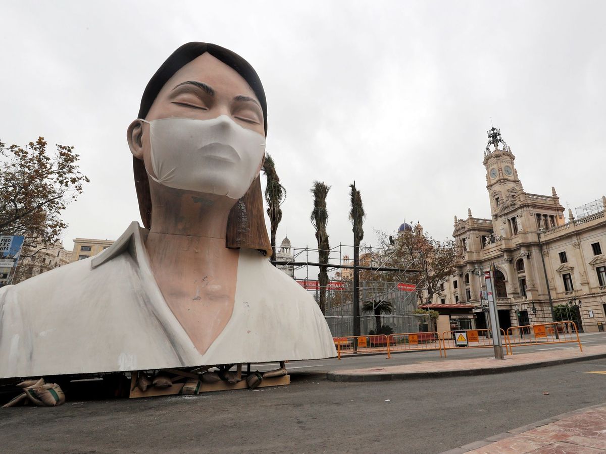 Foto: Imagen del remate de la fallas del Ayuntamiento de Valencia, sin quemar y sin gente a su alrededor por el coronavirus. (EFE)