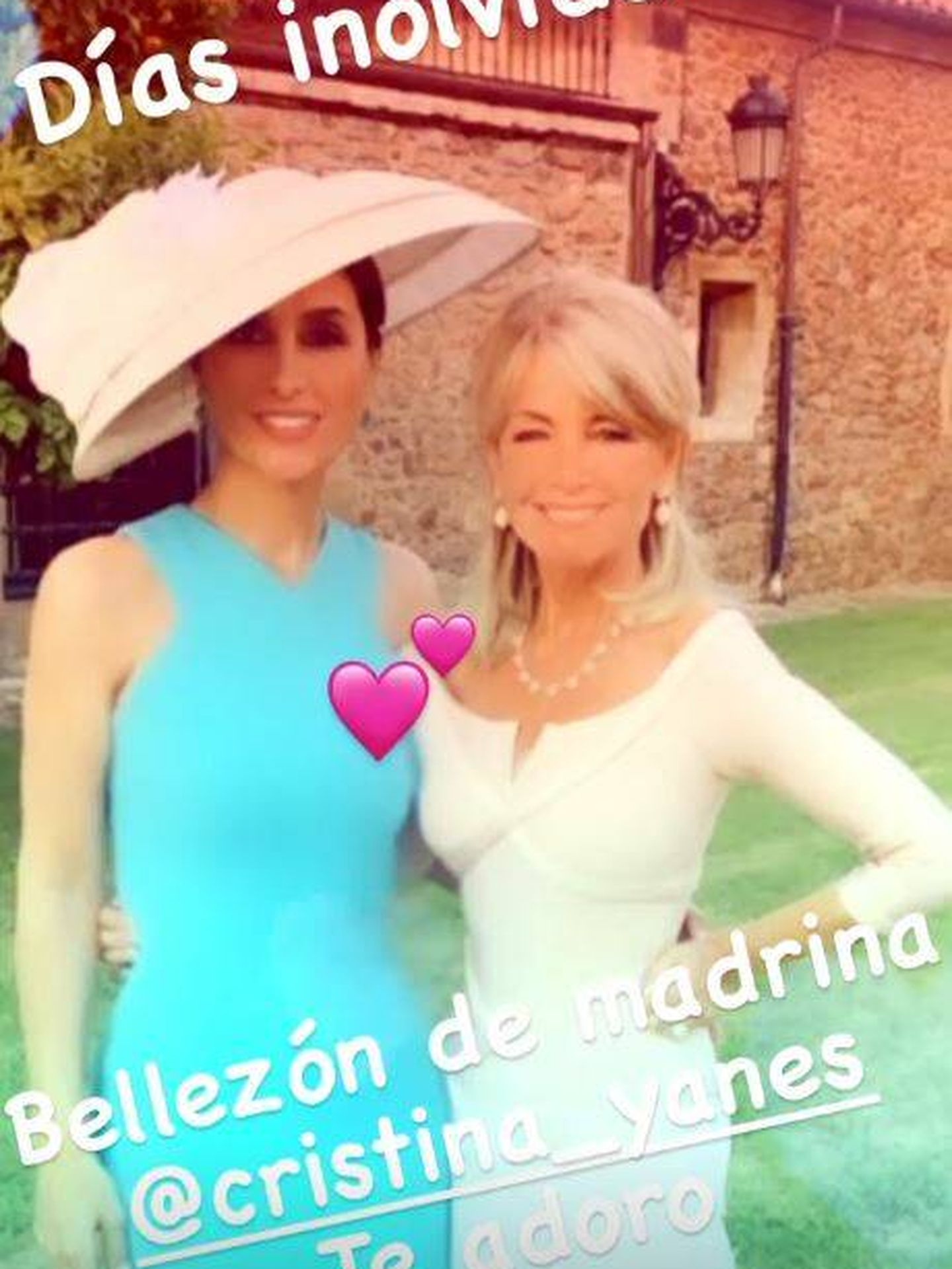 Paloma Cuevas posa junto a Cristina Yanes, madrina de la boda. (Redes)