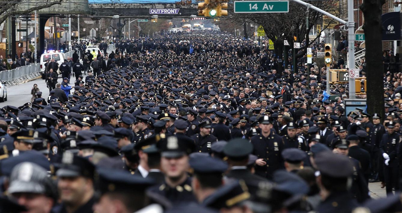 Un multitud de agentes neoyorquinos durante el funeral de Liu (Reuters).