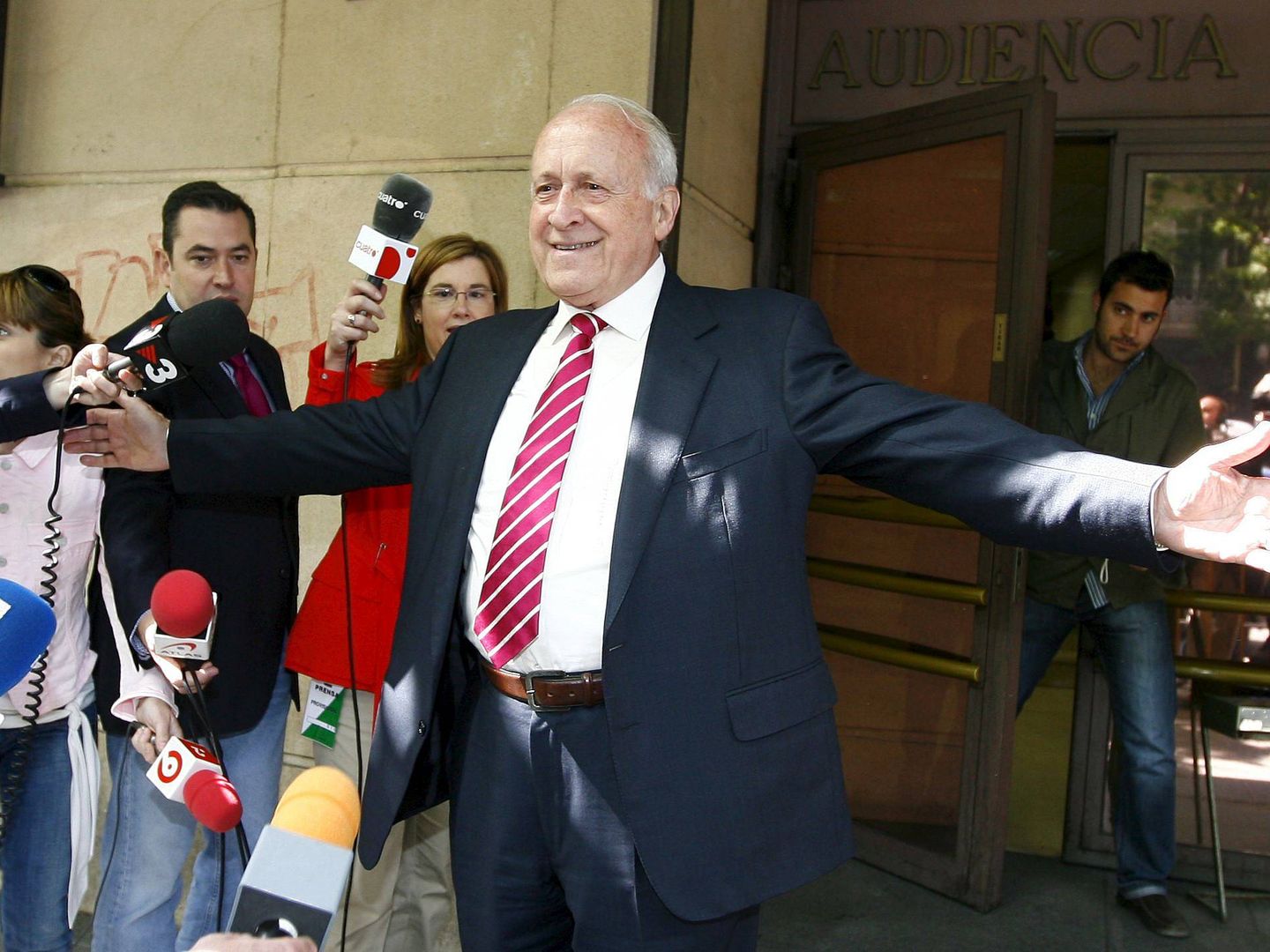 Arzalluz saluda a los medios a su salida de la Audiencia Nacional tras declarar en 2008 ante el juez Baltasar Garzón en relación con la investigación contra el aparato de extorsión de ETA. (EFE)