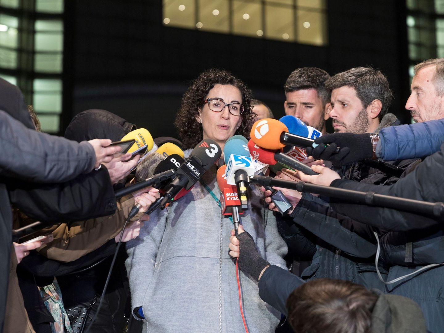 La secretaria general de ERC y número dos de la lista para el 21-D, Marta Rovira, atiende a los medios tras la reunión mantenida con el presidente de la Generalitat cesado, Carles Puigdemont. (EFE)