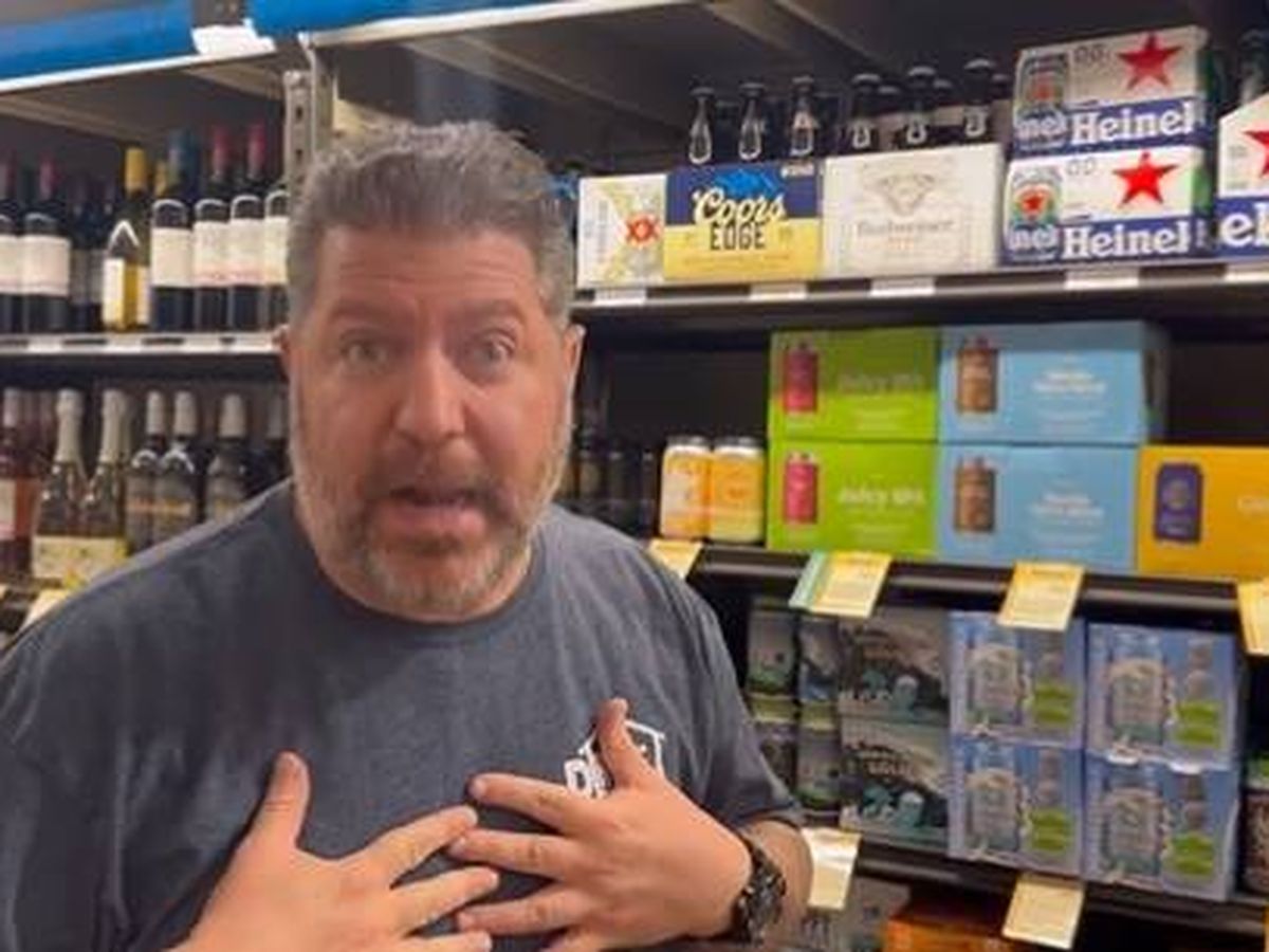 Foto: Un estadounidense al que le encanta España cambia el expositor de un supermercado por una cerveza española(Twitter)