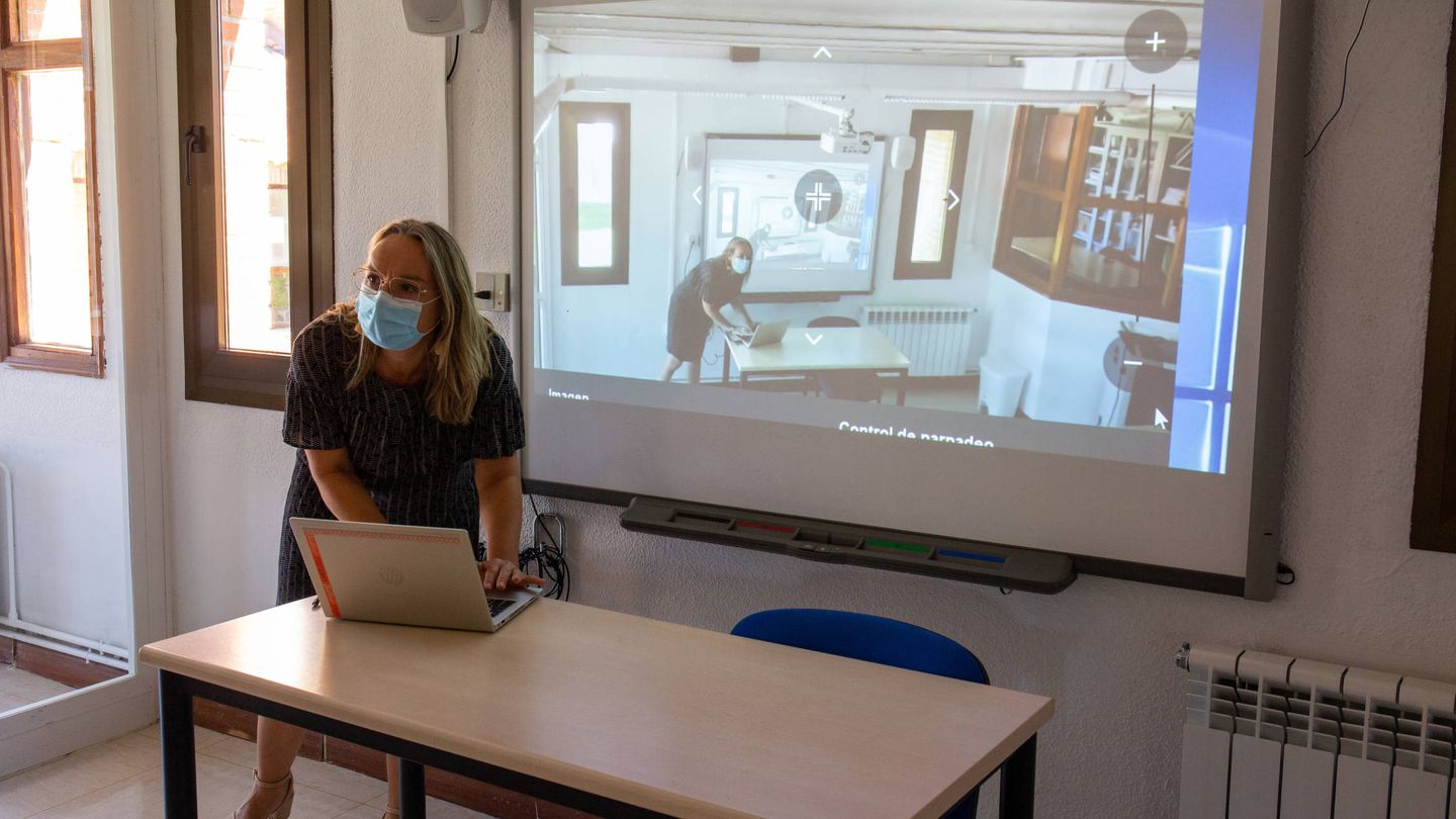 Una profesora del colegio SEK El Castillo prepara una clase por 'streaming'. (D. B.)