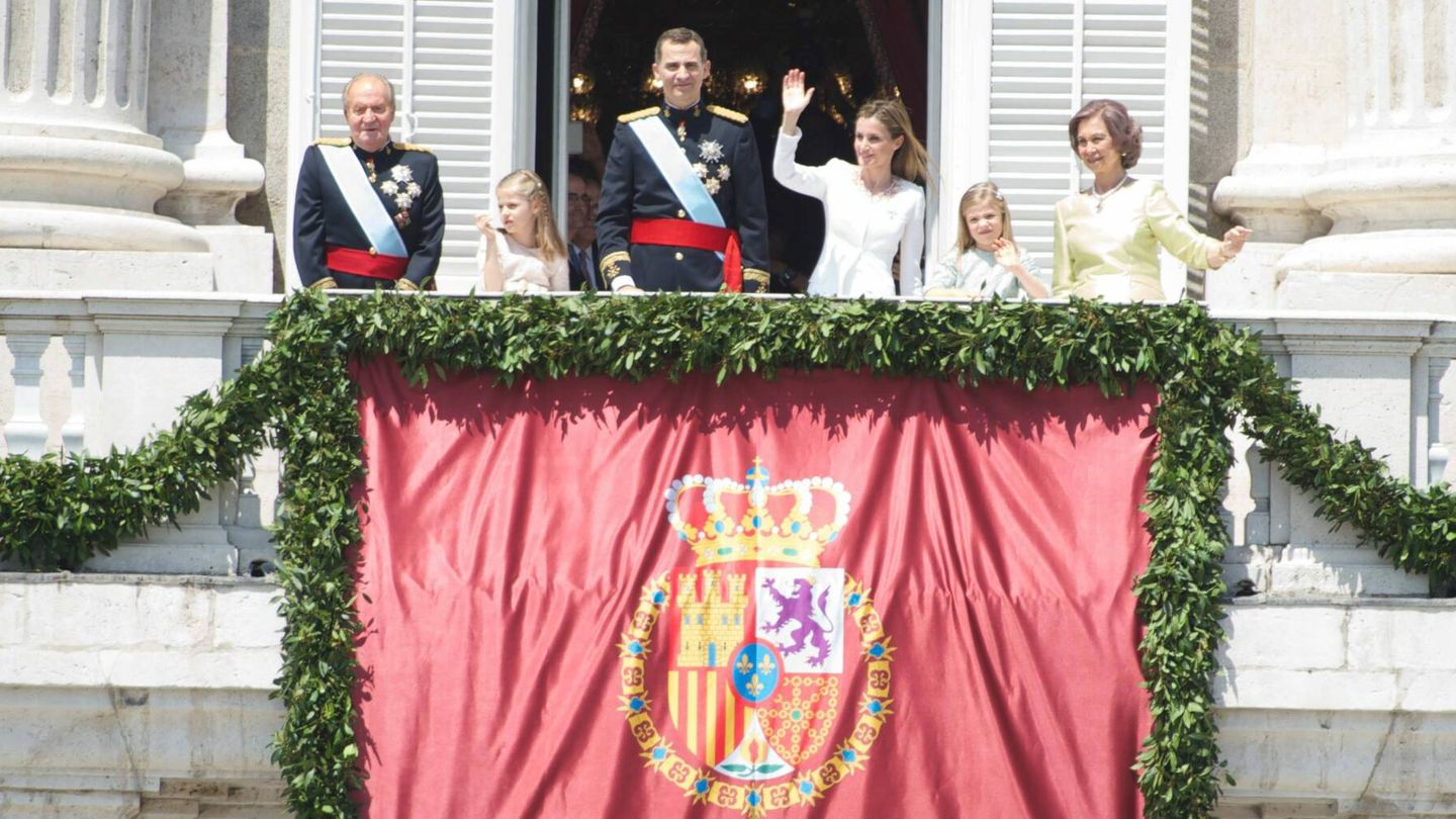 La familia real al completo tras ser proclamado rey Felipe VI. (Cordon Press)