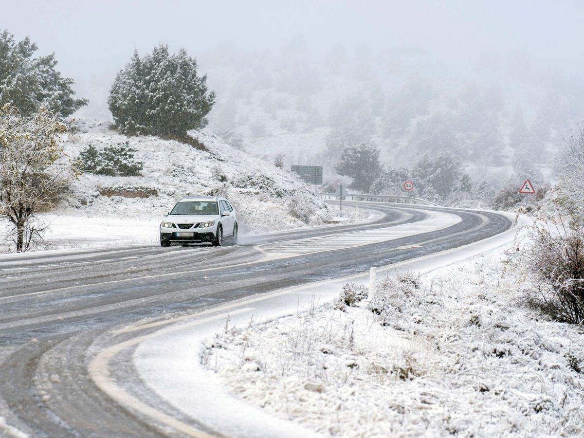 Foto: Vista de una carretera nevada de Teruel. (EFE/Antonio García)