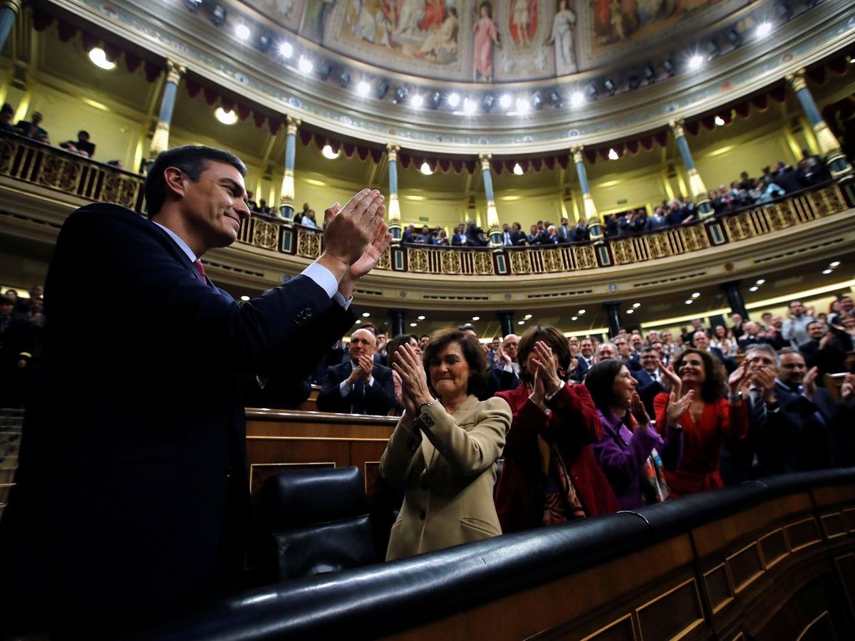 Foto: Pedro Sánchez es aplaudido por la bancada del PSOE y la de UP tras ser investido por el Congreso, el pasado 7 de enero. (EFE)