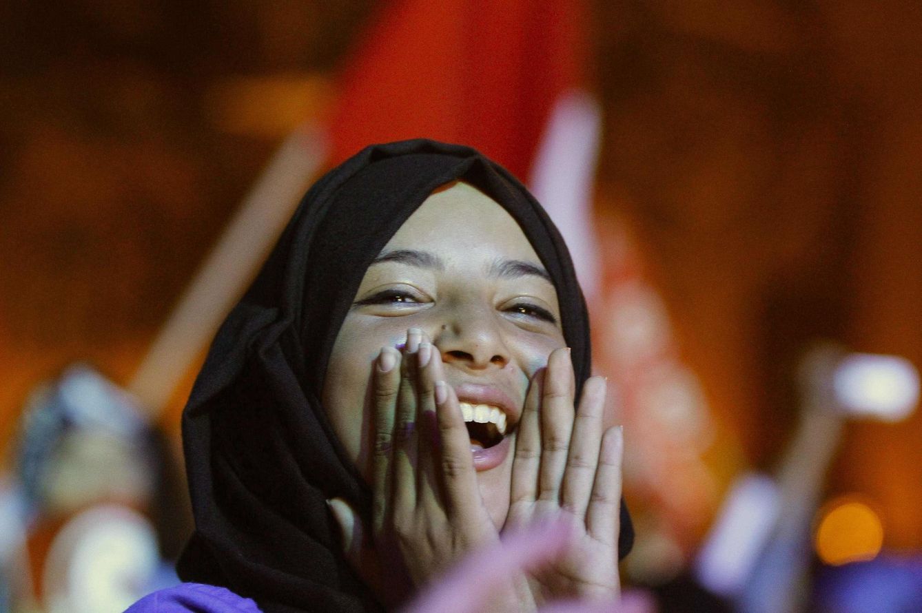 Una joven islamista simpatizante de Ennahda grita consignas durante un acto de campaña en Túnez (Reuters).