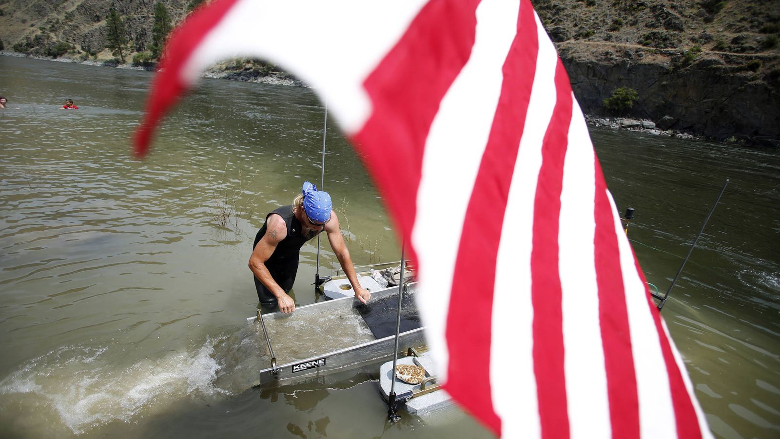 Foto: Un minero busca oro en el río Salmón, cerca de Riggins, Idaho, en julio de 2014. (Reuters)
