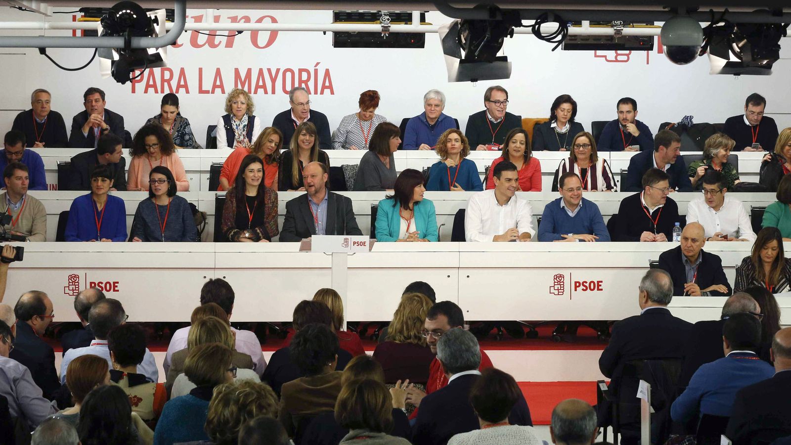 Foto: Pedro Sánchez y su ejecutiva, minutos antes del comienzo del comité federal de este 30 de enero, en Ferraz, la sede del PSOE. (EFE)