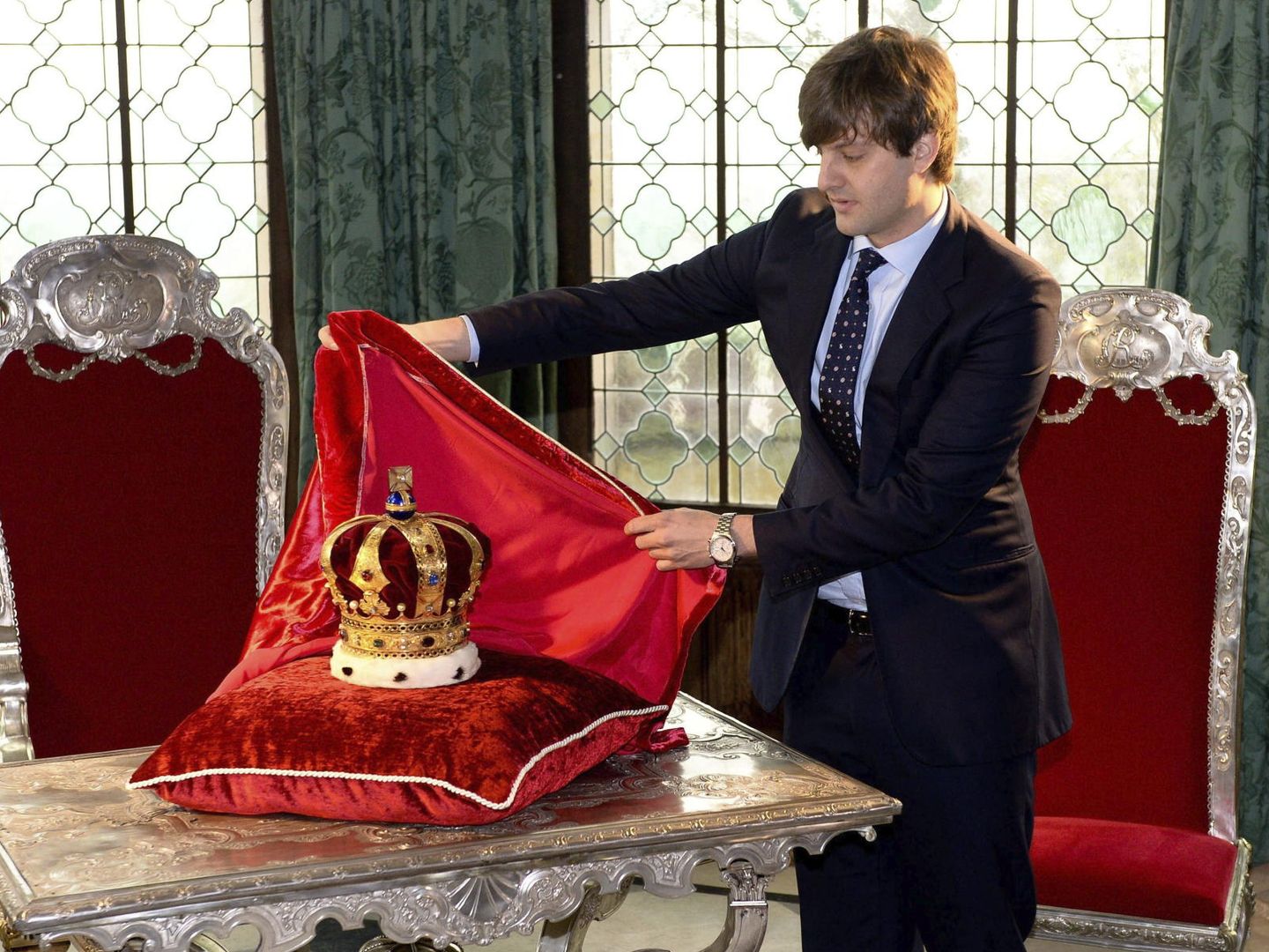 El príncipe heredero de Hannover, Ernesto Augusto, descubre la corona de Hannover en el castillo de Marienburg. (EFE)