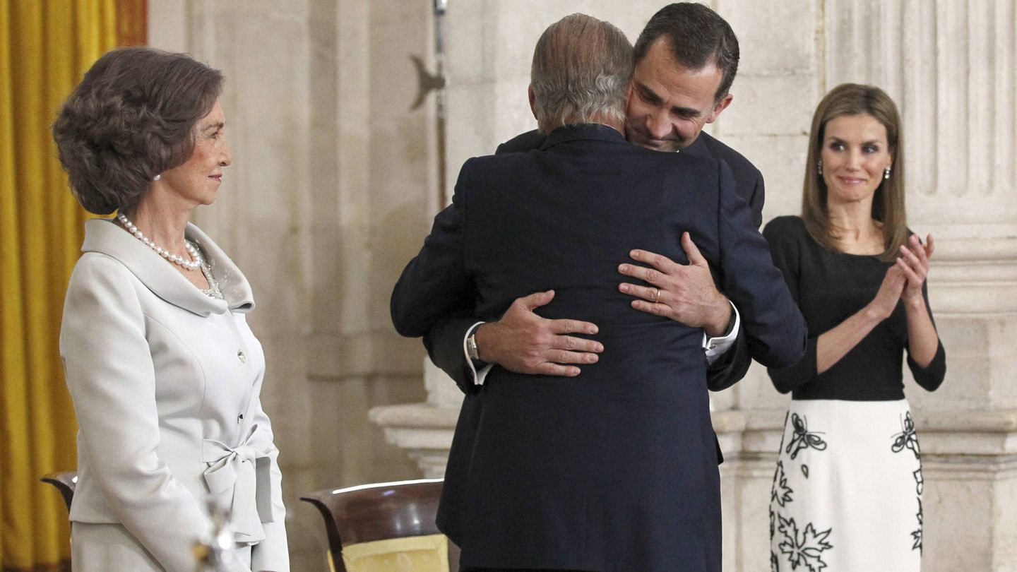 Los dos Reyes se abrazan, tras la abdicación de don Juan Carlos, en presencia de Sofía y Letizia. (Getty)