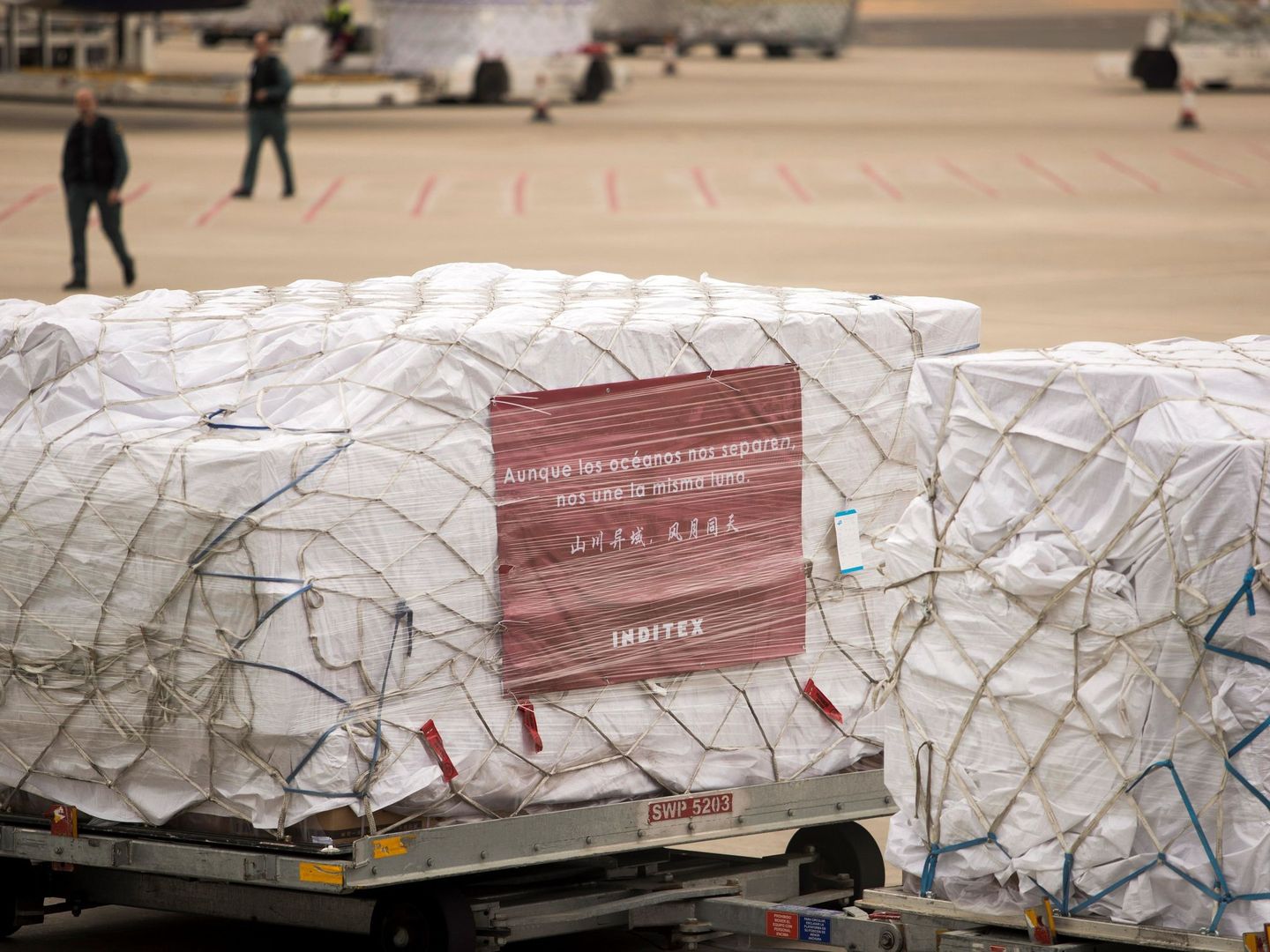 Llegada a Zaragoza de un millón de mascarillas y material sanitario, donado por Inditex y procedente de China