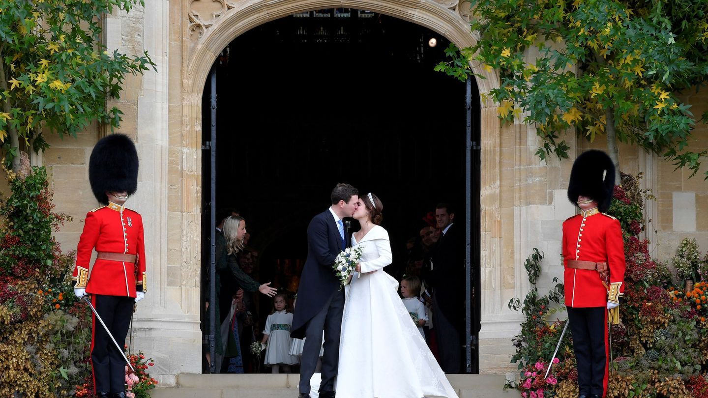 Britain's Princess Eugenie and Jack Brooksbank kiss as they leave after their wedding at St George's Chapel in Windsor Castle, Windsor, Britain October 12, 2018. REUTERS Toby Melville     TPX IMAGES OF THE DAY