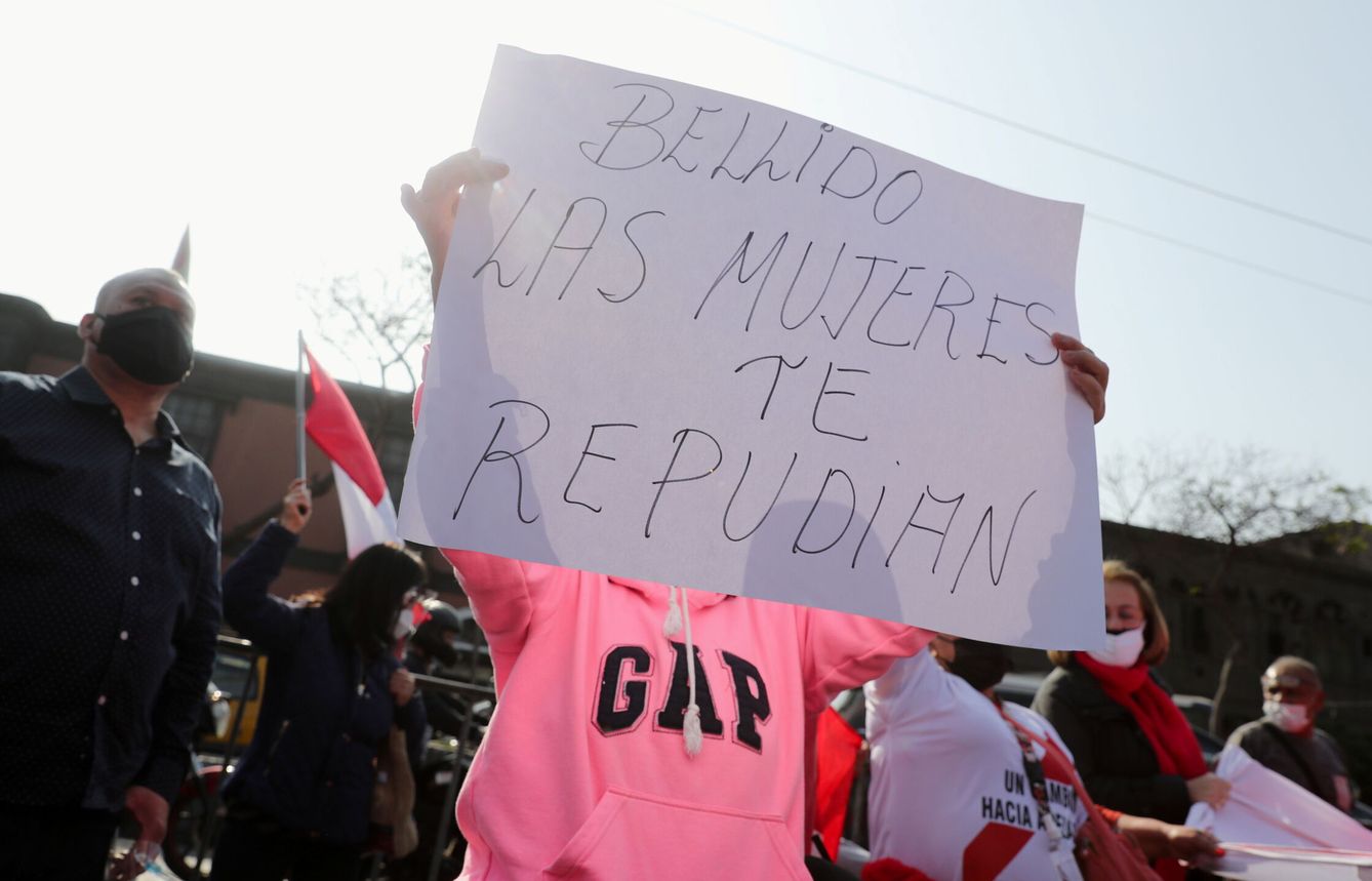 Una manifestante sostiene una pancarta en la que se lee 'Las mujeres de Bellido te repudian' durante una protesta contra el primer ministro. (Reuters)