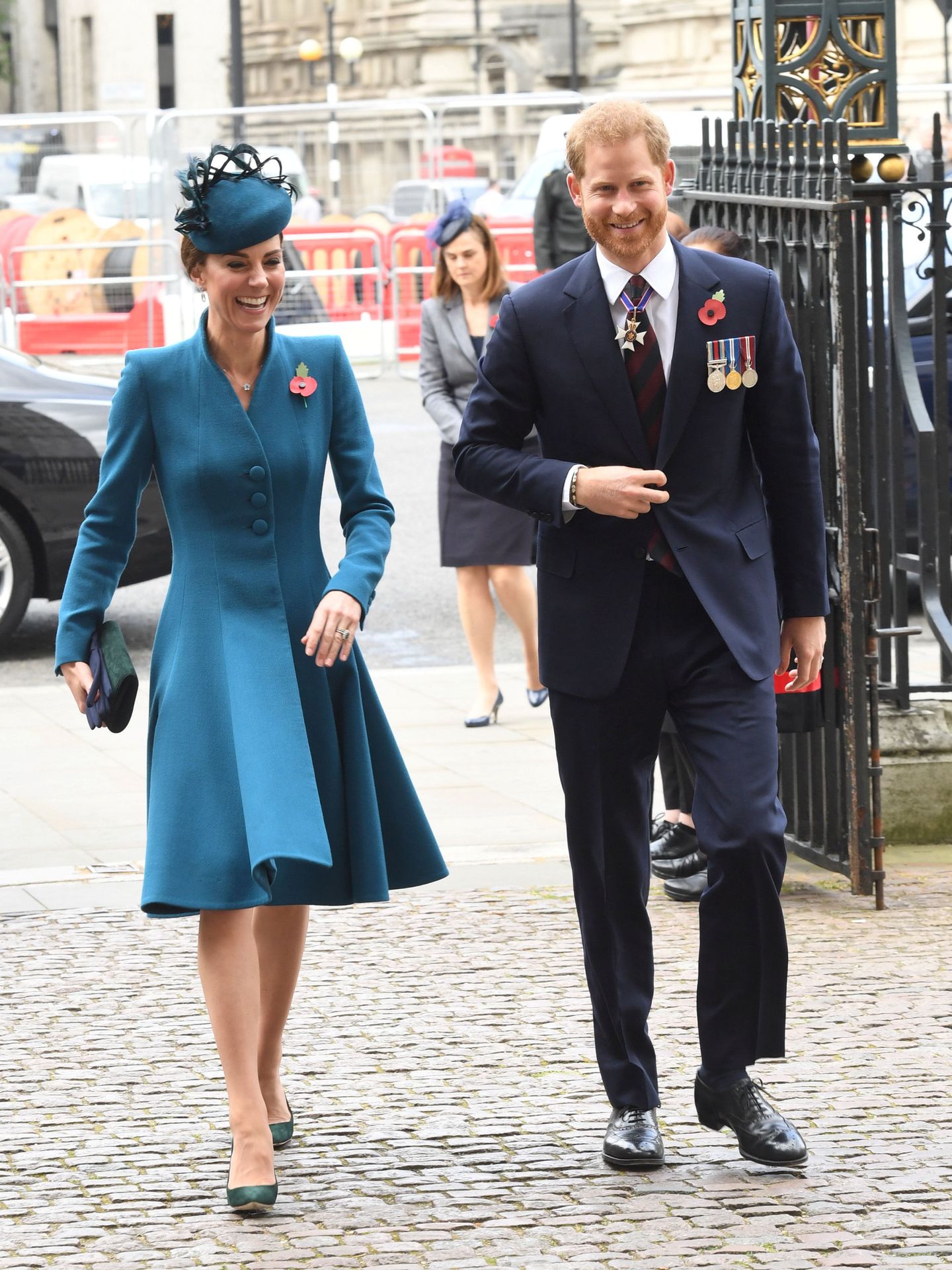 Kate Middleton y el príncipe Harry, todo sonrisas, llegando a la misa del Anzac Day. (Reuters)
