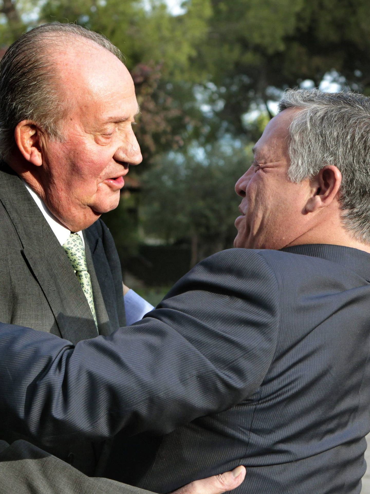 Abrazo entre don Juan Carlos y el rey Abdalá. (EFE)