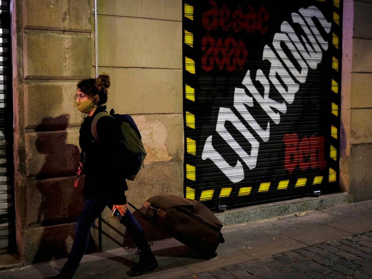 Foto: Una tienda de Barcelona cerrada con un cartel de Lockdown. (Reuters)