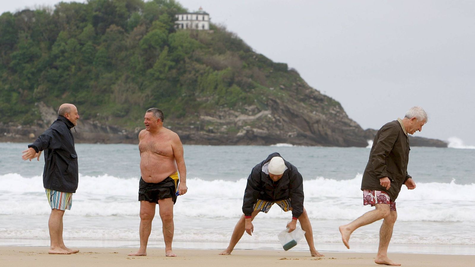 Foto: Un grupo de jubilados en la playa de la Concha de San Sebastián. (EFE)
