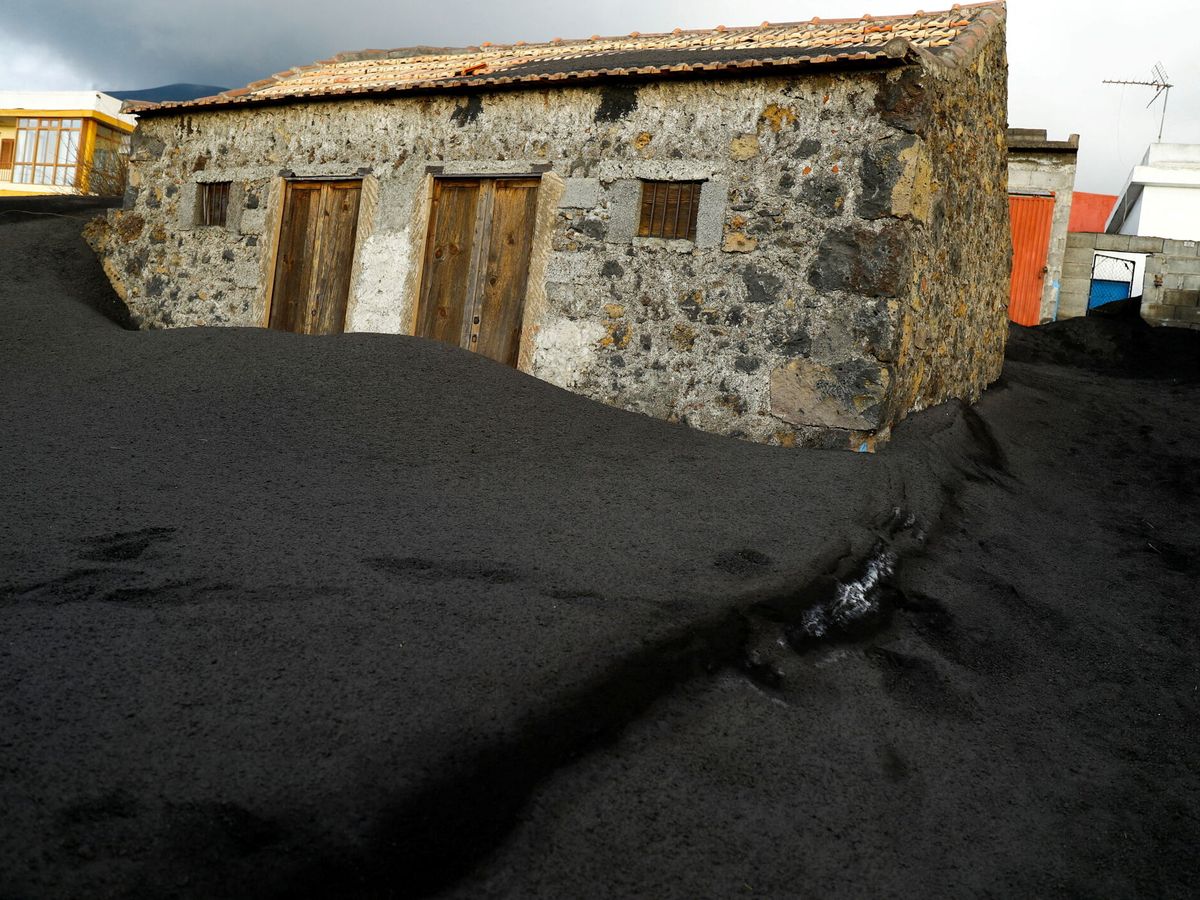 Foto: Una casa enterrada en ceniza en La Palma. (Reuters/Borja Suarez)