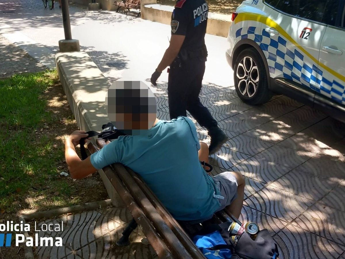 Foto: Un agente de policía junto al individuo detenido en el parque de La Petrolera. (Policía Local de Palma)
