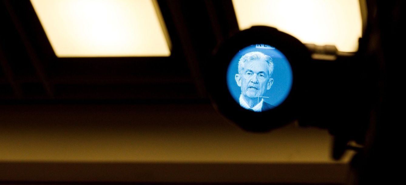 Una cámara graba al presidente de la Fed. (Reuters)