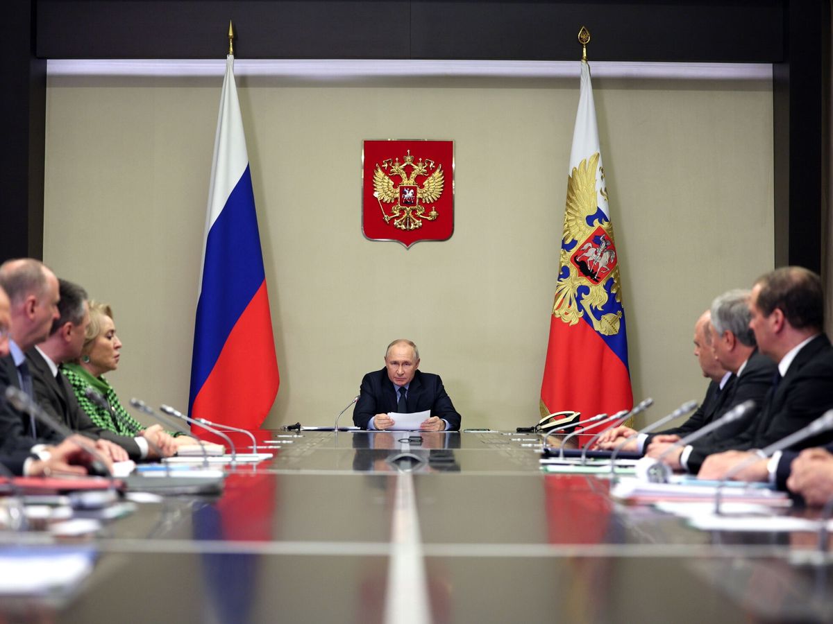 Foto: Reunión del presidente Vladímir Putin con el Consejo de Seguridad tras los sucesos en Daguestán. (EFE/Gavriil Gigorov)